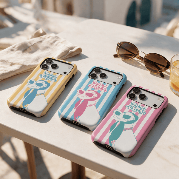 Trois coques de téléphone premium Vamos a la Playa aux rayures jaunes, bleues et roses avec un chien en lunettes de soleil et foulard. Collection Dolce Vita. Dealer de Coque.