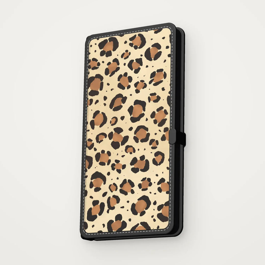 Vanilla leopard iPhone wallet case, closed – Dealer de Coque